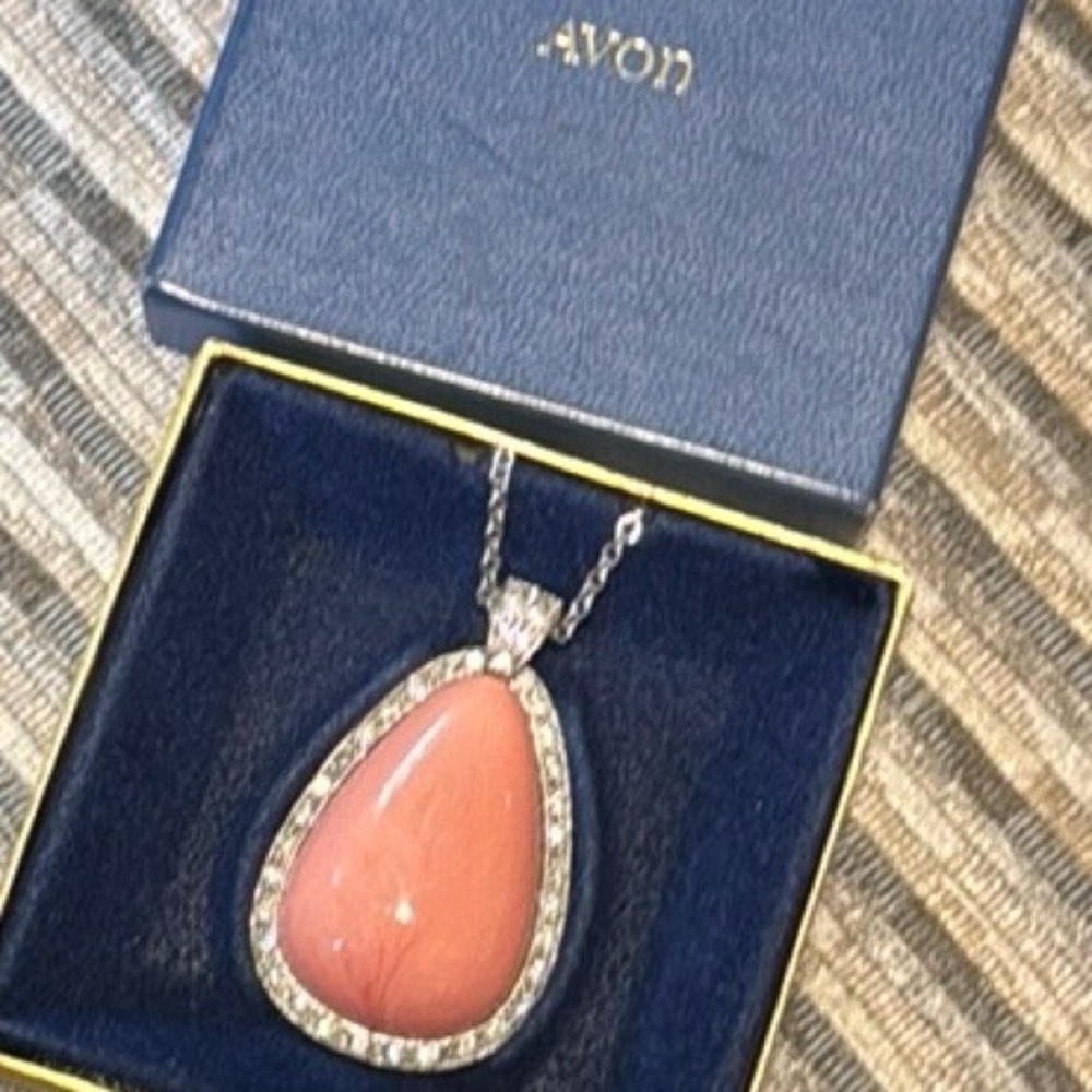 4/$20🎉Vintage Avon Pink Teardrop Pendant with Accent stones in Box